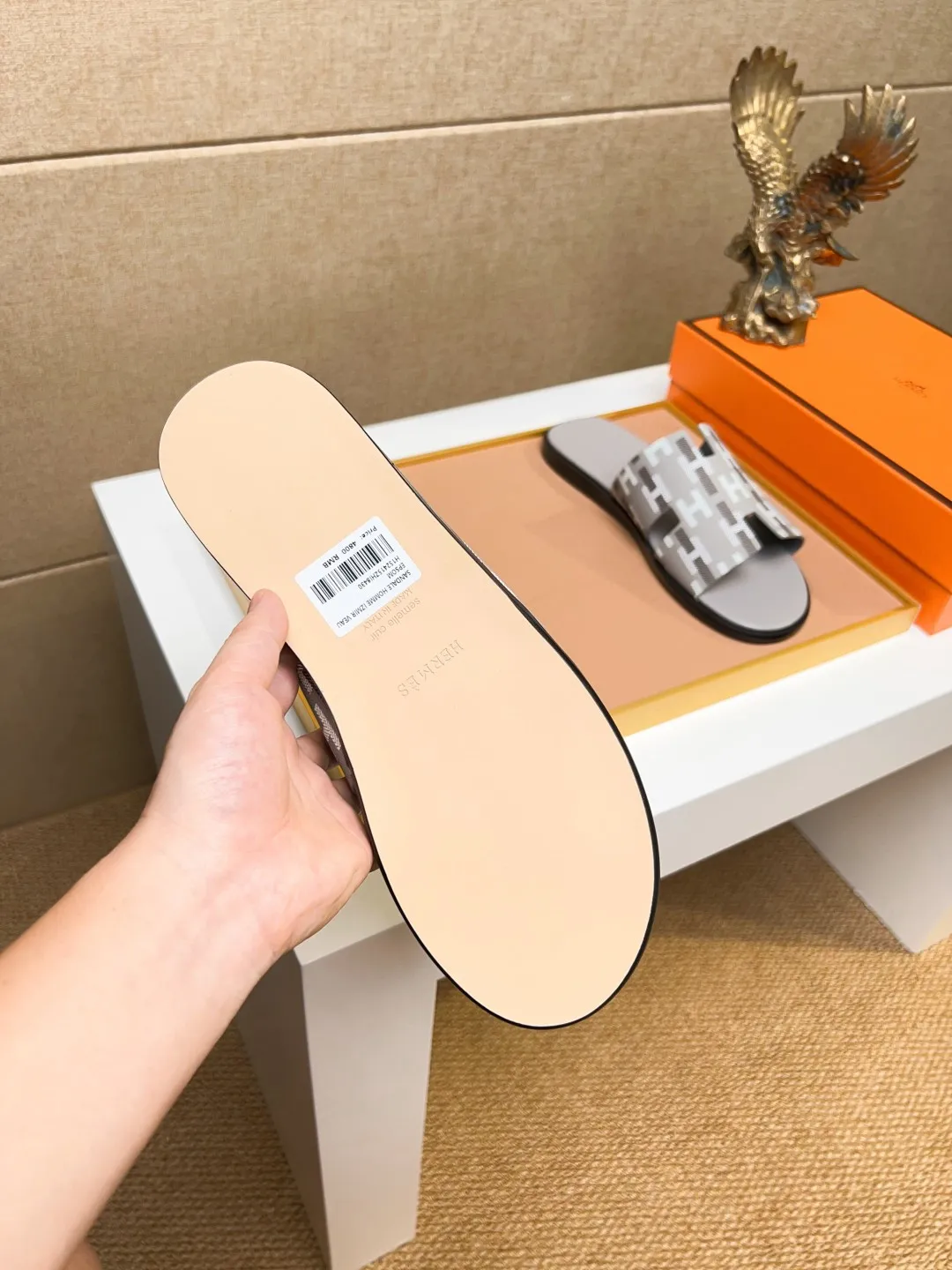 Men's clothing and shoes 💰280 💅💅💅 new arrival. Hermes Hermes official website latest counter synchronized new oran color leather H slippers, the original Paris version flew back to the original model and opened the mold to make it perfectly🍌The highest quality Sincerity, you can enter and leave the counter at will [Deyi] The upper is made of original customized  colored palm prints, crocodile print, ostrich print, colored cow leather, colored cow suede, 🤔 horse hair, 🥳 colored diamonds, 🥰 3D printing, and other genuine leather slippers, imported cow pattern foot pad lining, Italian  latest original genuine leather combination outsole Code number: 38-48 (customized at 46.47.48) Can be made into picture combination sole with genuine leather pattern and ordinary molded outsole
